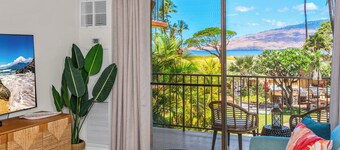 Hip Hawaiian Oceanfront Vistas