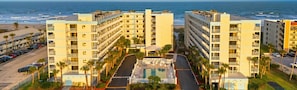 Hotel con piscina, vista frente al mar y a un minuto caminando de la playa.