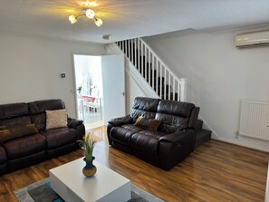 Smart TV, fireplace -  15-MinuteExquisite commute to London City with Unique OutdoorGarden











 (London)