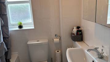 Haartrockner, Bidet, Handtücher, Seife