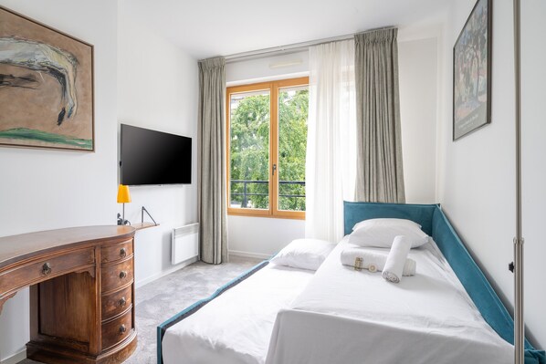 2 bedrooms, iron/ironing board, bed sheets