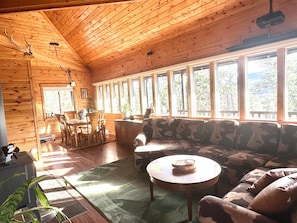 Smart TV, chimenea, estéreo y monitor de computadora