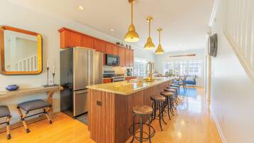 Fridge, microwave, stovetop, dishwasher