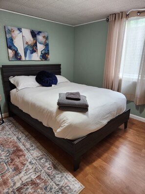 4 bedrooms, iron/ironing board, WiFi, bed sheets