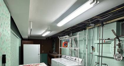 Vintage 4-bedroom house in Cottage Grove with spacious backyard and free parking