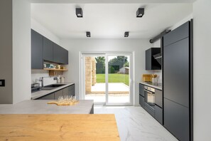 Fridge, oven, stovetop, dishwasher