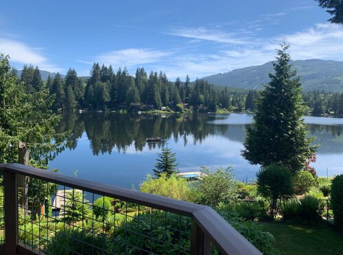 Peaceful, Private, Cozy Lakefront Cabin, stunning views. 