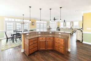 Interior - Southern Elegance - Oceanfront in Garden City Beach (Garden City Beach)