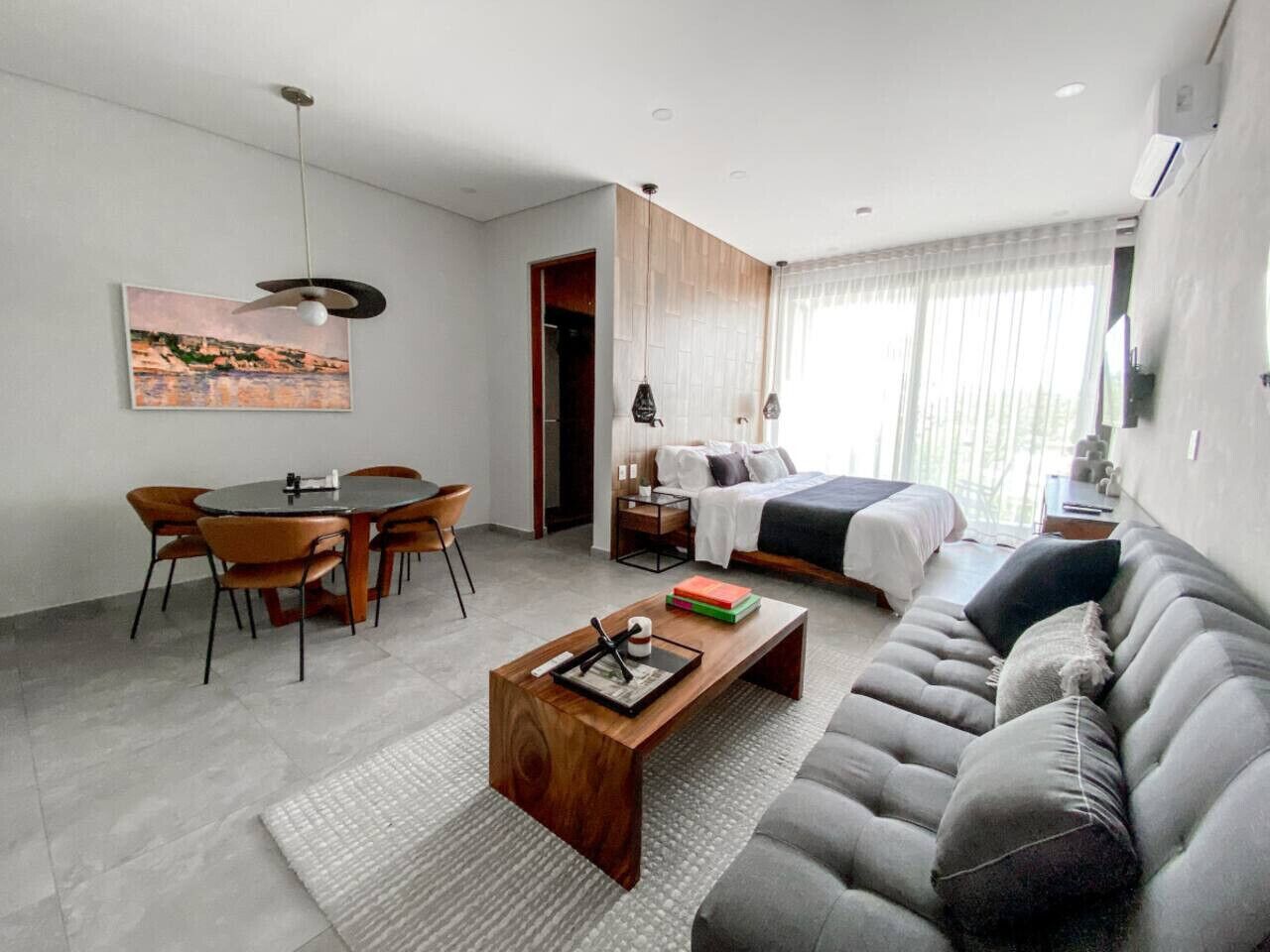 Desk, WiFi, bed sheets