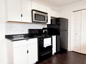 Fridge, microwave, oven, stovetop - Aesthetic 3-bedroom house close to Fort Campbell (Clarksville)