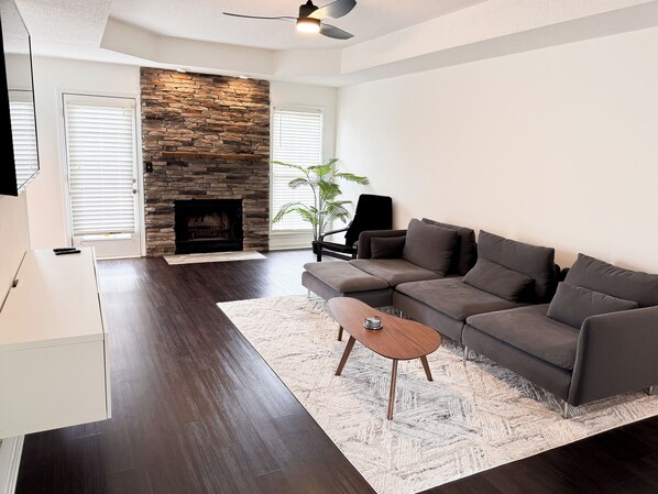 Smart TV, fireplace - Aesthetic 3-bedroom house close to Fort Campbell (Clarksville)