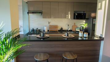 Mikrobølgeovn, ovn og kokeplater