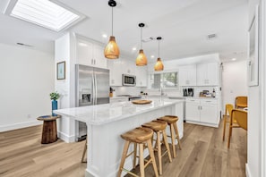 Réfrigérateur, four à micro-ondes, un four, surface de cuisson