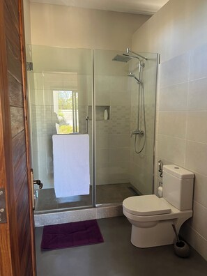Douche, sèche-cheveux, serviettes fournies, savon