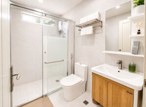 Shower, rainfall showerhead, bidet, towels - Sky Garden Homestay (Olongapo)