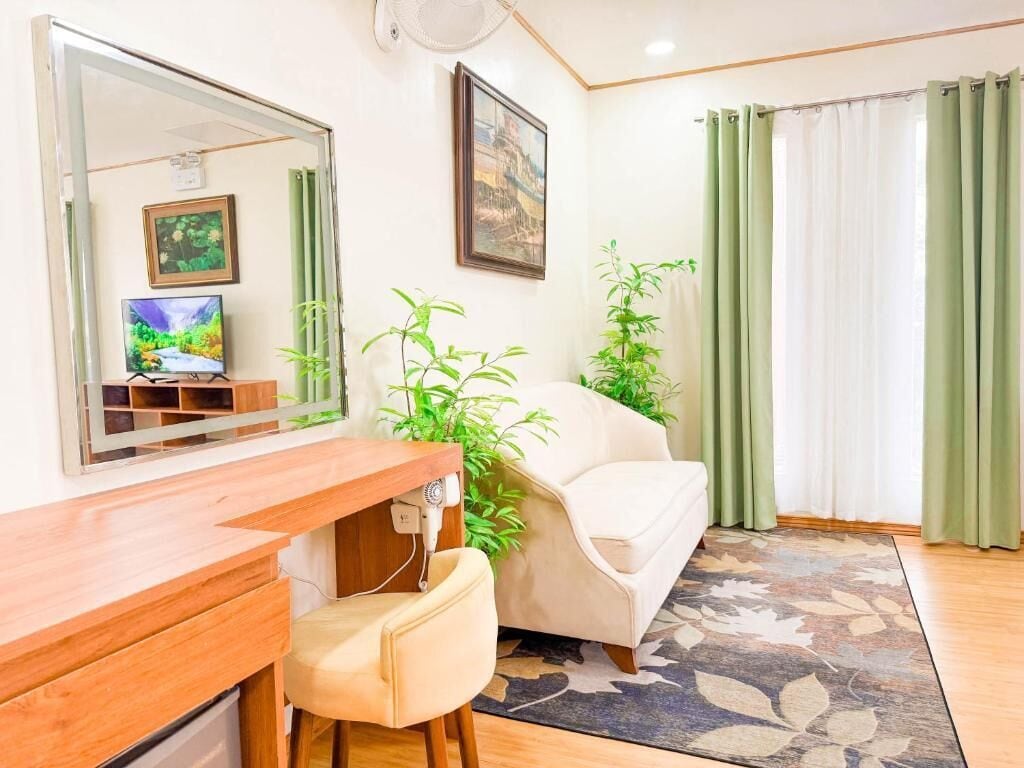 Family Room | Laptop workspace, free WiFi, bed sheets