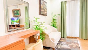 Family Room | Laptop workspace, free WiFi, bed sheets
