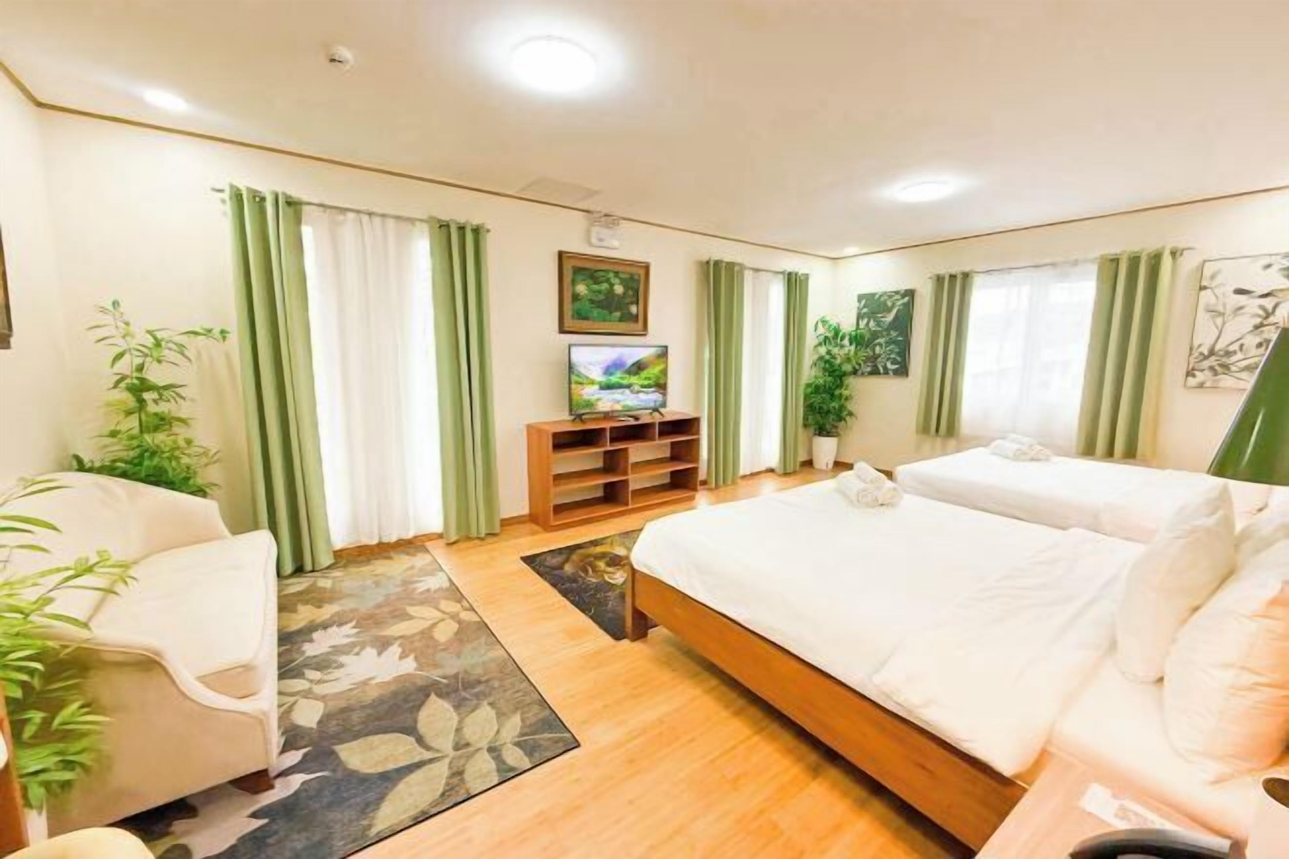 Espacio para trabajar con un portátil, wifi gratis, ropa de cama