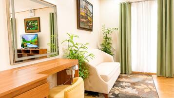 Family Room | Laptop workspace, free WiFi, bed sheets