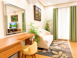 Family Room | Laptop workspace, free WiFi, bed sheets