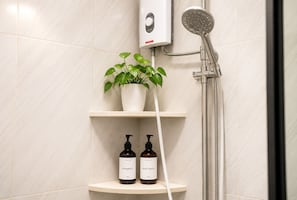 Superior Deluxe Room | Salle de bain | Douche, douche à « effet pluie », bidet, serviettes fournies