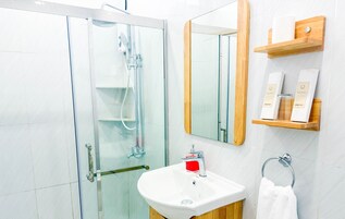 Superior Deluxe Room | 浴室 | 淋浴设施、大花洒淋浴喷头、坐浴桶、毛巾