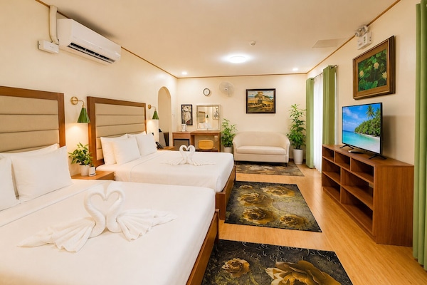 Family Room | Laptop workspace, free WiFi, bed sheets