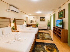 Family Room | Laptop workspace, free WiFi, bed sheets