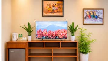 Espacio para trabajar con laptop, wifi gratis y ropa de cama