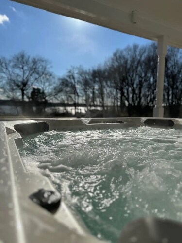 Lake estate on Old Hickory with pool and hot tub, convenient to Nashville