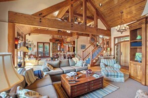 Smart-TV, Kamin, Arbeitsbereiche, Computerbildschirme