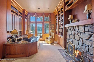 Chateau Lac Hayden-Lake Front Luxury w/ Boats & Polaris rentals, lots of toys