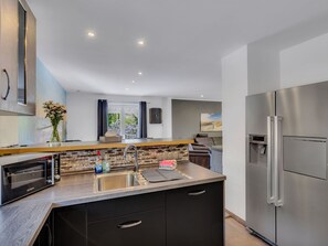 Kühlschrank, Mikrowelle, Ofen, Geschirrspüler