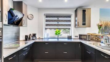 Kühlschrank, Mikrowelle, Ofen, Geschirrspüler