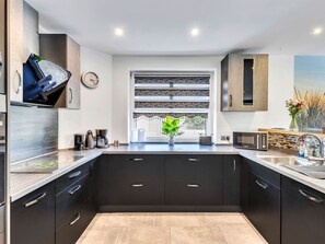 Kjøleskap, mikrobølgeovn, ovn og oppvaskmaskin