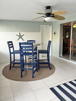 Outdoor dining - Charming 3-bedroom house with AC WiFi in Hudson on canal and Gulf of Mexico view (Hudson)