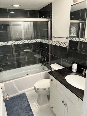 Shower, hair dryer, towels, soap - Charming 3-bedroom house with AC WiFi in Hudson on canal and Gulf of Mexico view (Hudson)