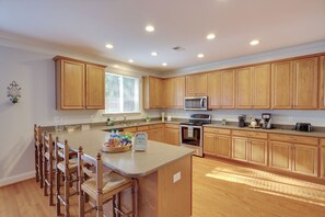 電子レンジ、コンロ、食器洗い機、コーヒー / ティーメーカー