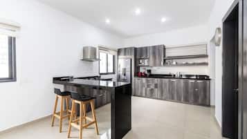 Kühlschrank, Mikrowelle, Herdplatte, Wasserkocher mit Kaffee-/Teezubehör