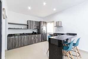 Réfrigérateur, micro-ondes, plaque de cuisson, cafetière/bouilloire