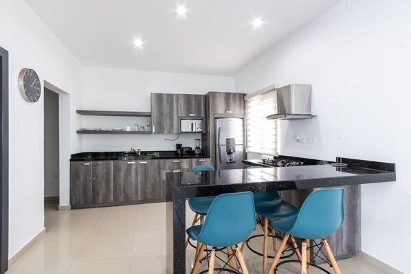 Refrigerador, microondas, parrilla de estufa y cafetera y tetera 