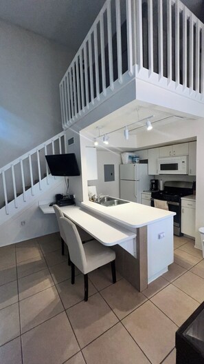 Fridge, microwave, oven, stovetop - Cozy VacationHome - Disney Parks (Kissimmee)