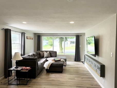 Smart TV. TOUCHDOWN! Game Day Ready - Walk to Historic Lambeau - Sleeps 12 - 5★ Home