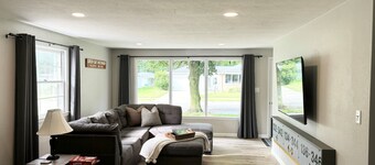 TOUCHDOWN! Game Day Ready - Walk to Historic Lambeau - Sleeps 12 - 5★ Home