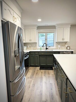 Kjøleskap, mikrobølgeovn, ovn og kokeplater