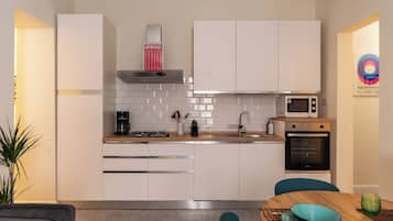 Kühlschrank, Mikrowelle, Ofen, Herdplatte