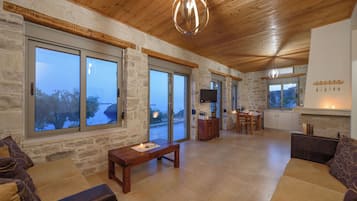 Villa Deluxe | Zona de estar | Una televisión de pantalla plana