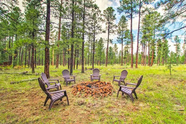 Property grounds - Rustic Pinetop Log Cabin w/ Fire Pit + Grill! (Pinetop)