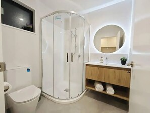 Secador de cabelo, toalhas de banho, sabonete, shampoo
