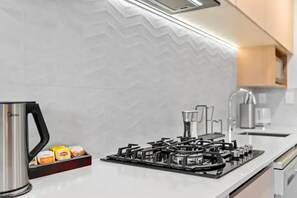 Fridge, microwave, stovetop, dishwasher